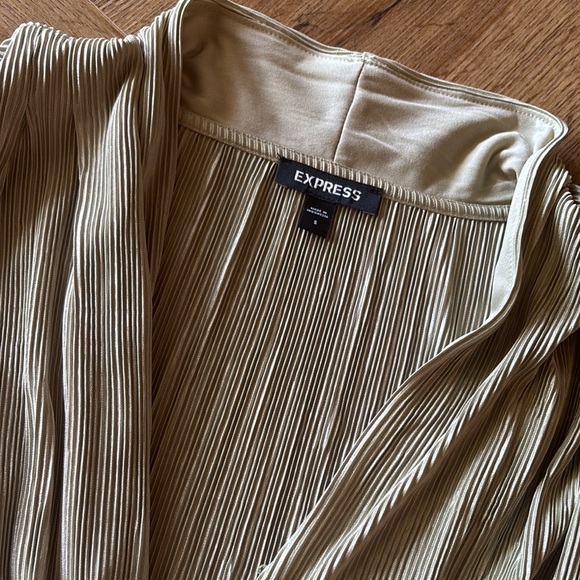 Elegant Gold Sleeveless Top - Picture 2 of 4